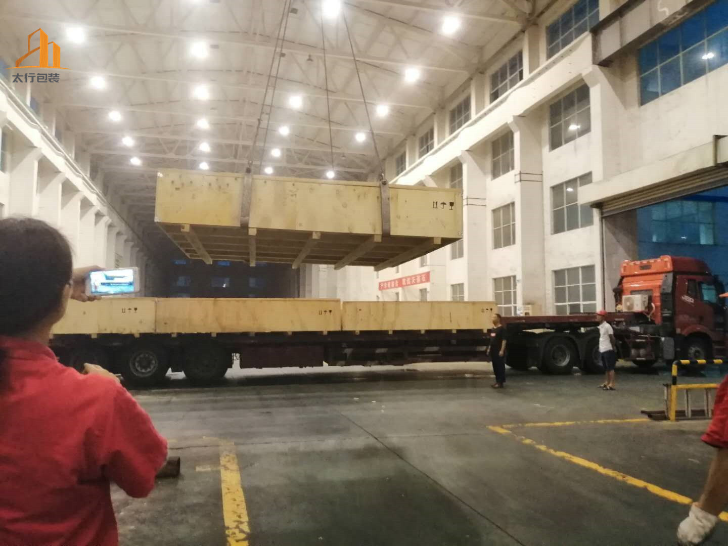 無(wú)錫木箱廠(chǎng)家吊裝現(xiàn)場(chǎng)