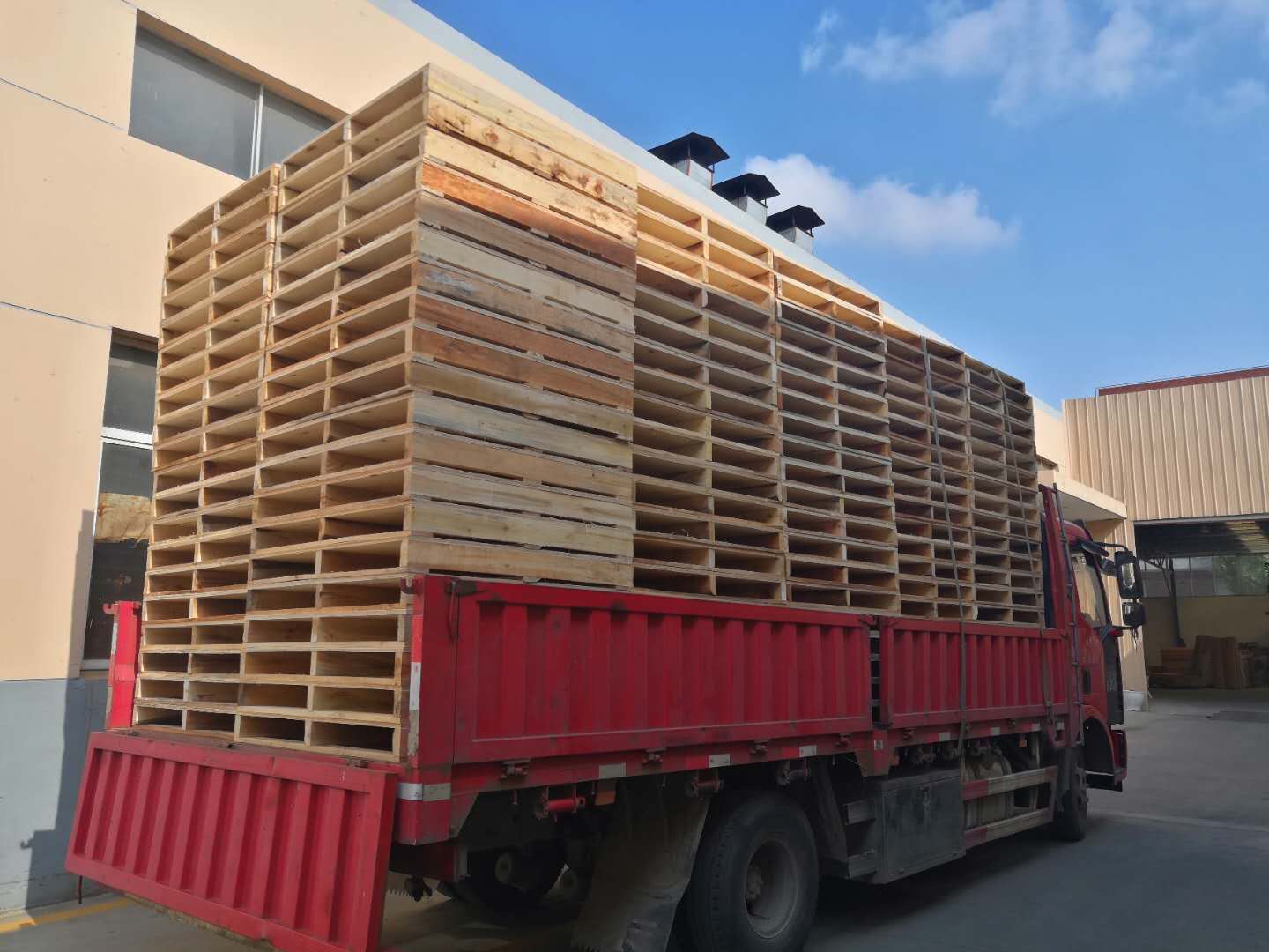 定制木托盤時,如何避免與生產廠家發生尺寸不匹配等問題?